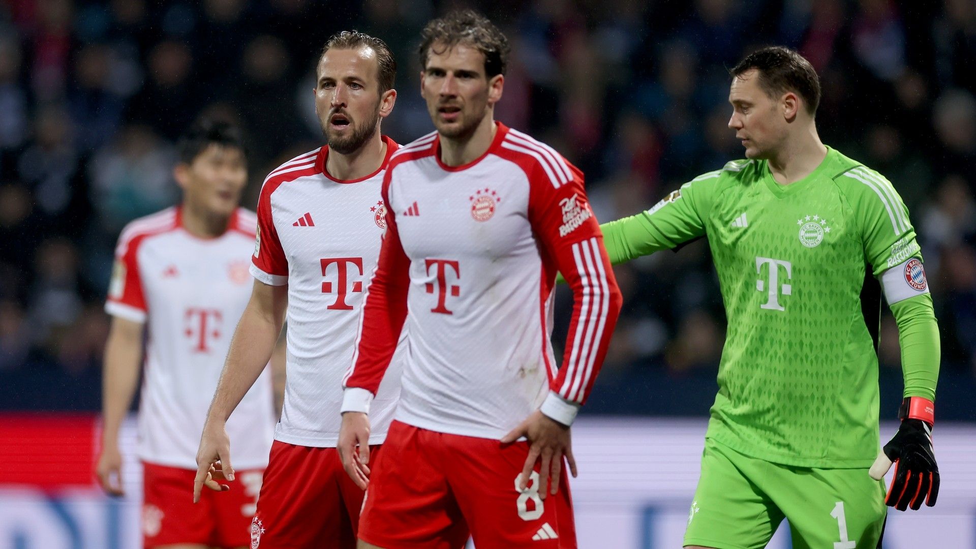 Harry Kane of Bayern Munich speaks to Leon Goretzka of Bayern Munich