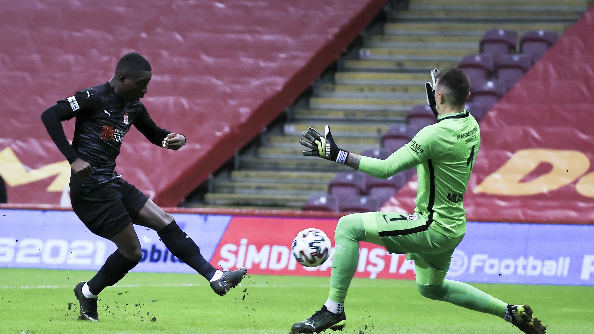Max Gradel Fernando Muslera Galatasaray Sivasspor 03082021