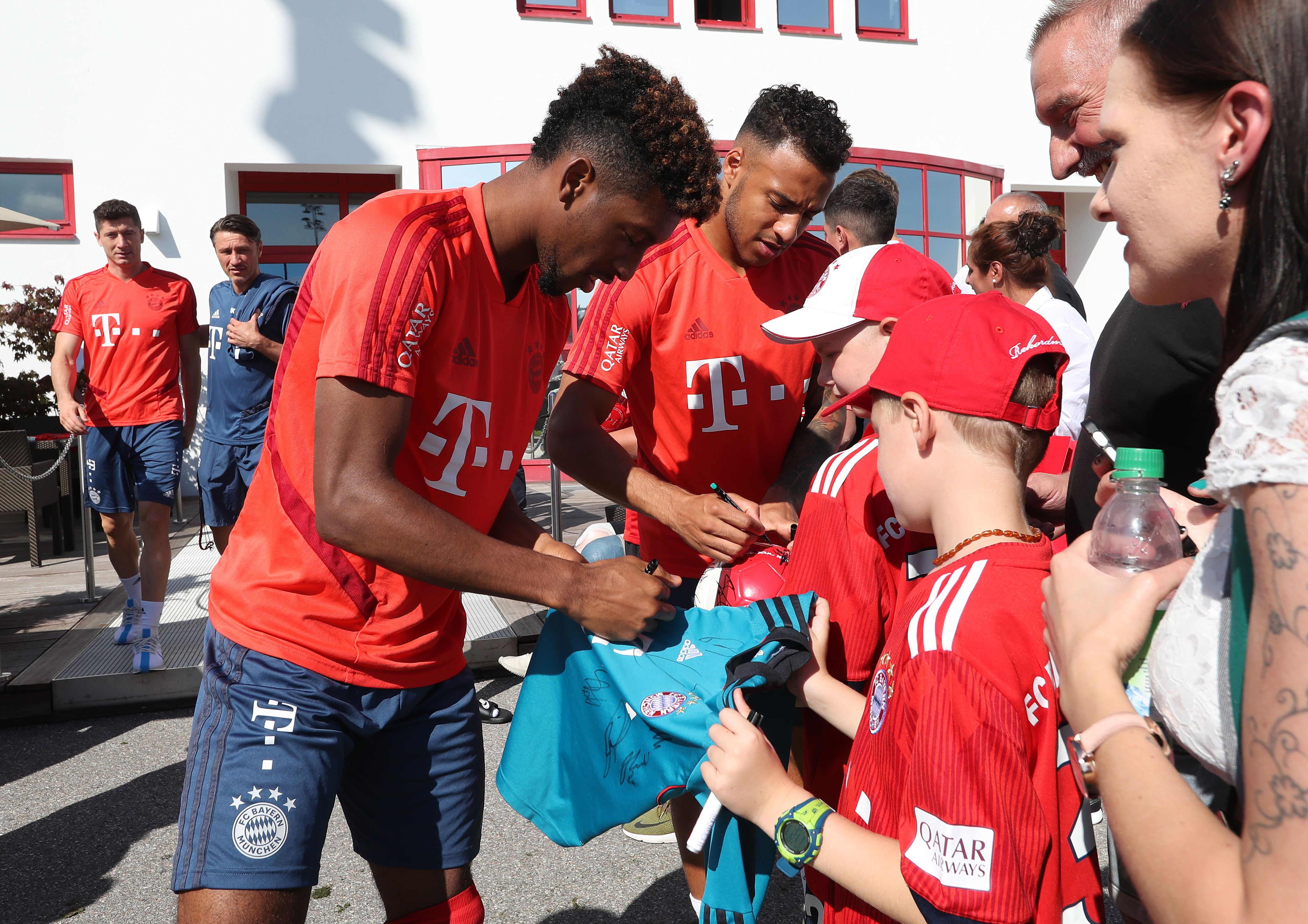 Bayern players sign autograph