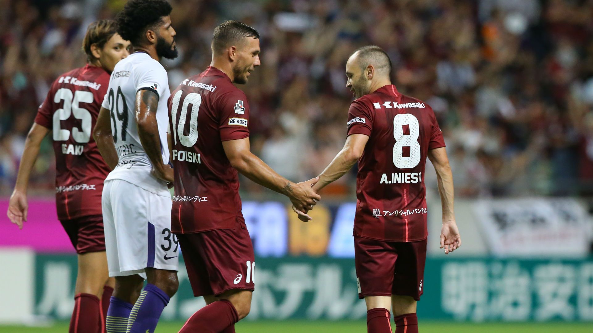 2018-08-16-iniesta-podolski-kobe