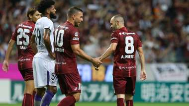 2018-08-16-iniesta-podolski-kobe