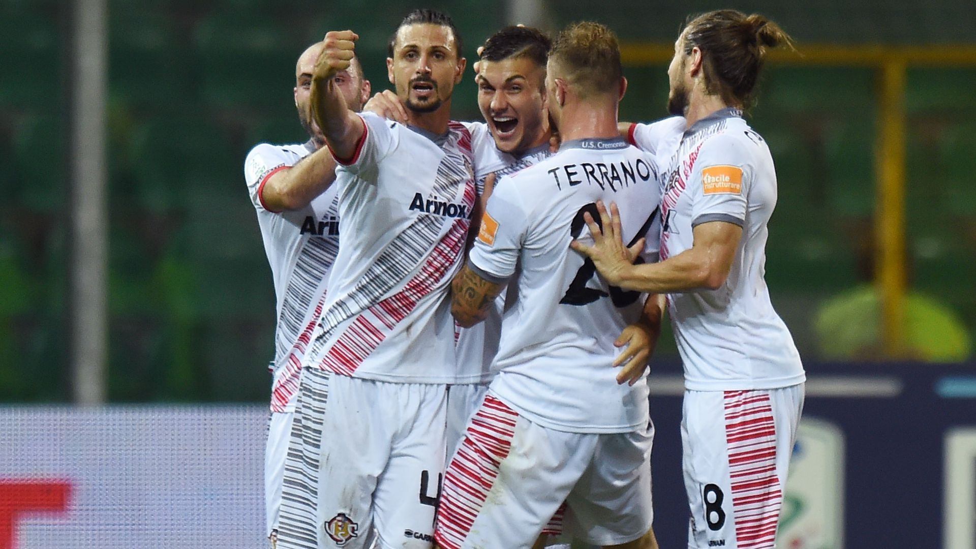 Cremonese celebrating Palermo Serie B