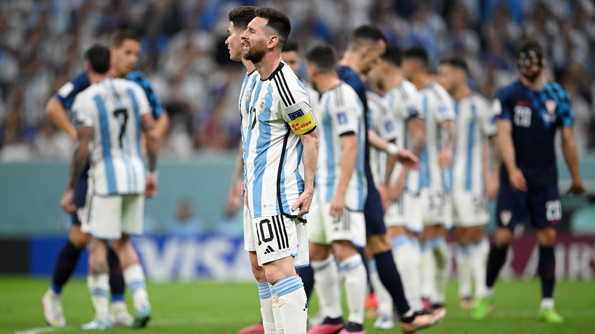 Lionel Messi põe mão na coxa esquerda