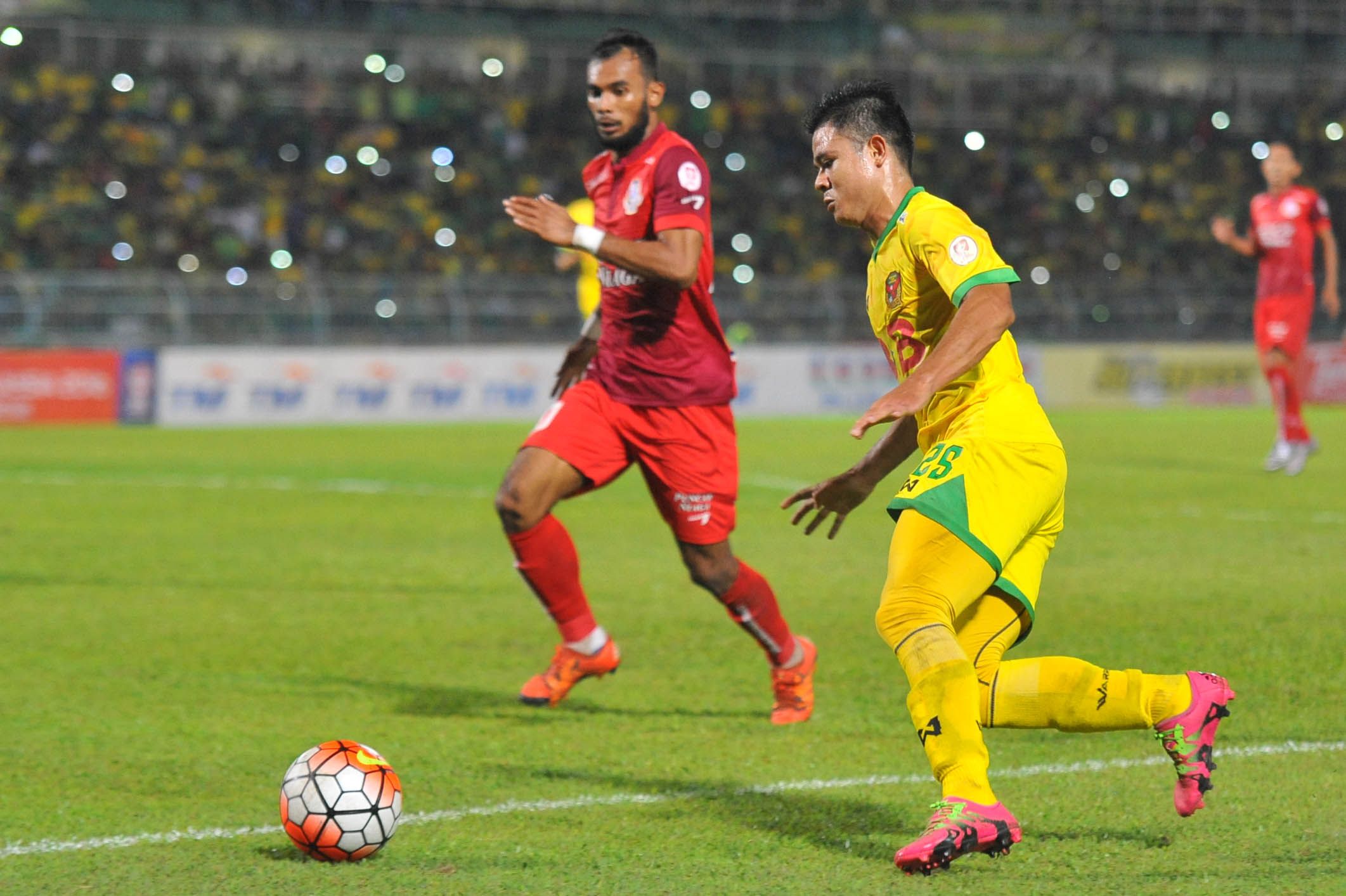 Fakhrul Aiman tracking back to stop Azmeer Yusof