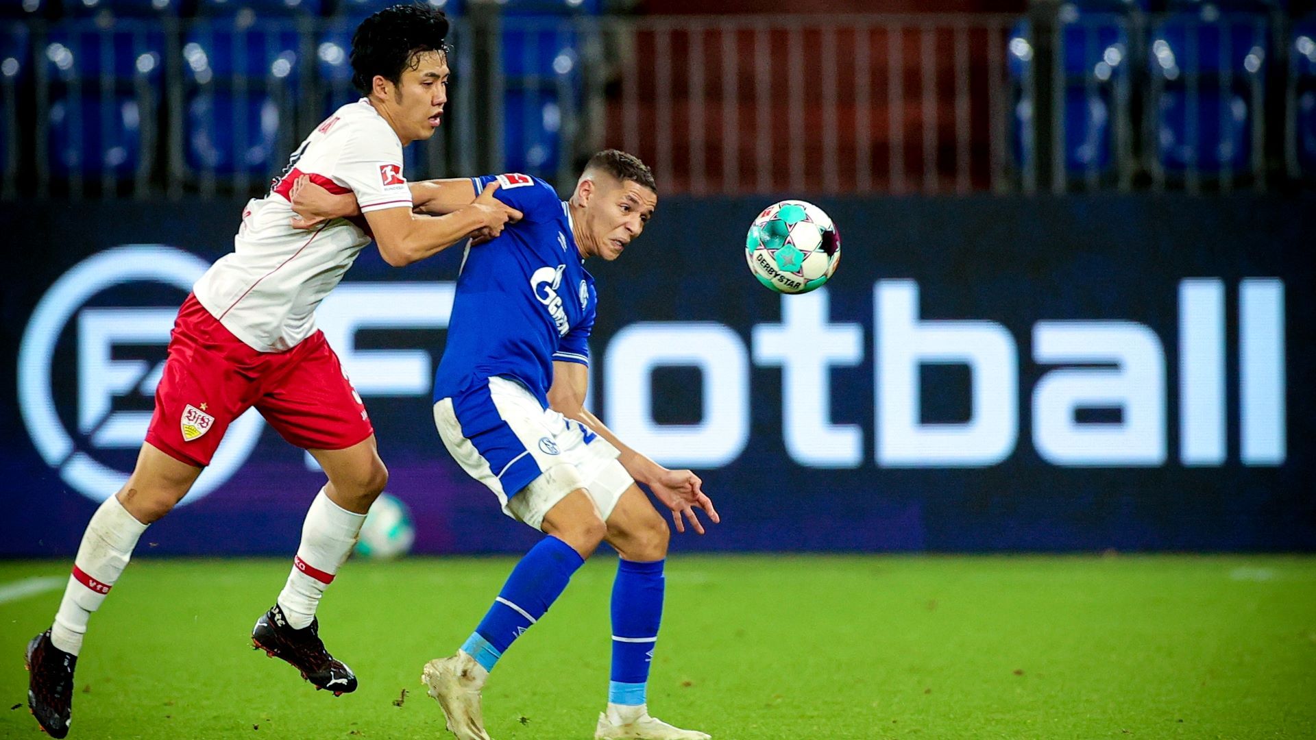 VfB Stuttgart FC Schalke 04 Harit im Zweikampf