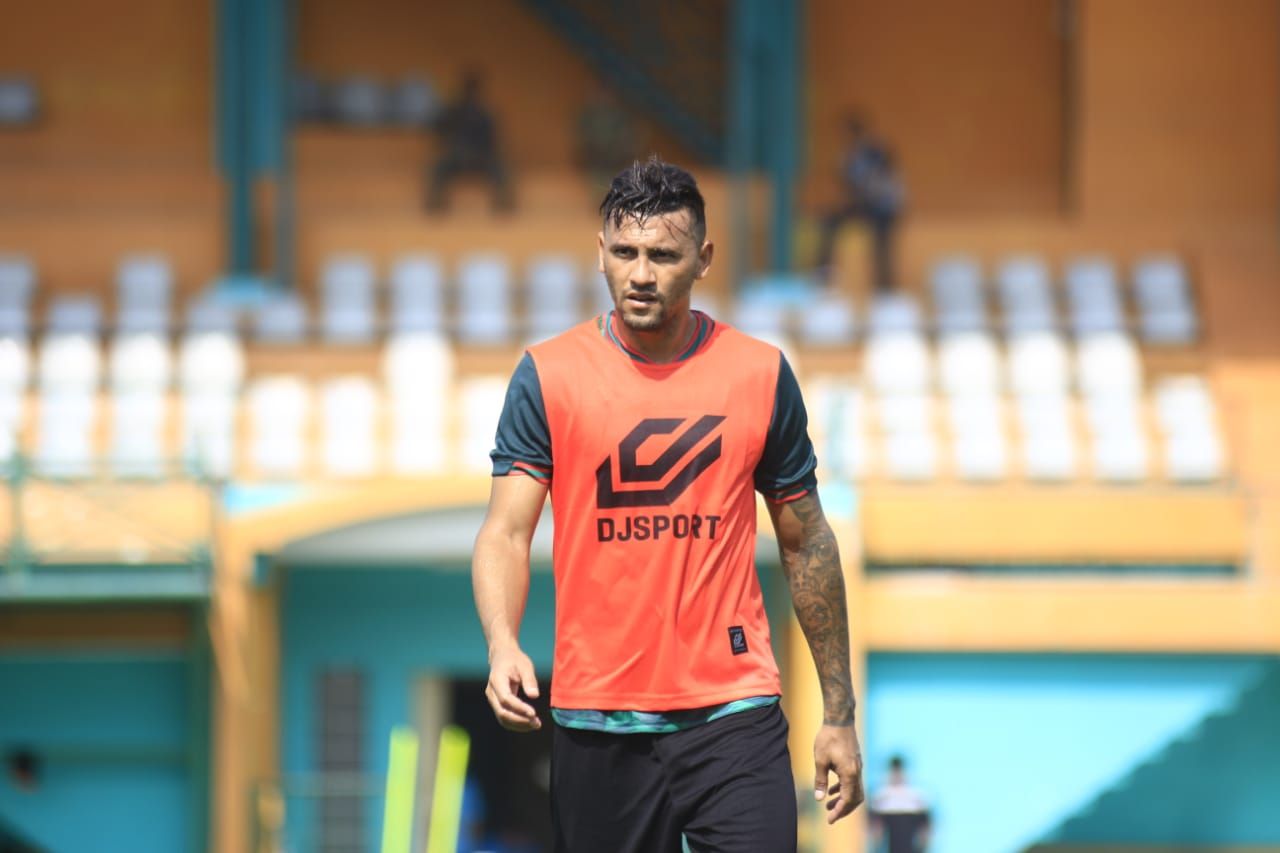 Alex dos Santos - TIRA Persikabo