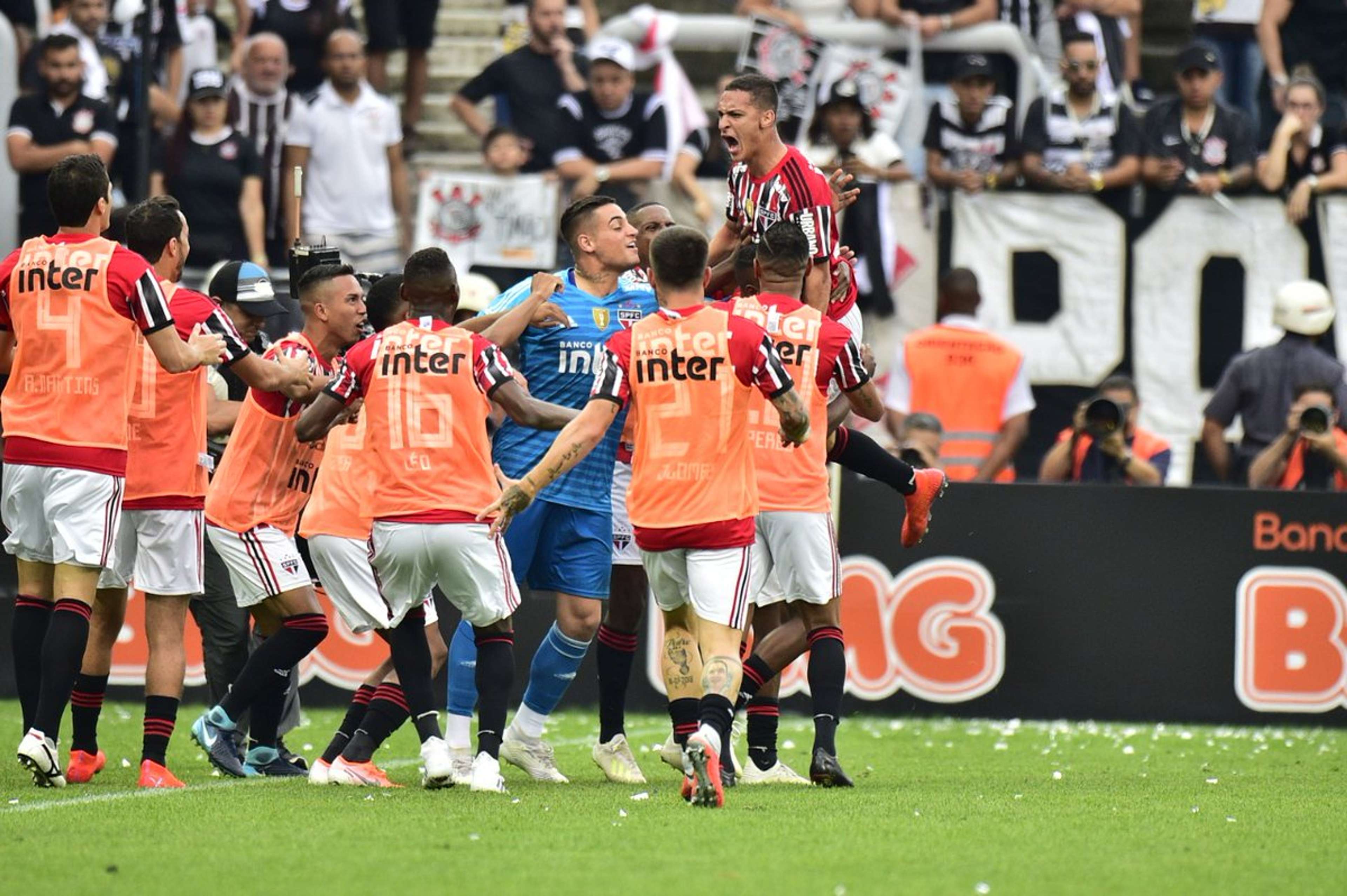 Antony comemora gol de empate do São Paulo na final contra o Corinthians