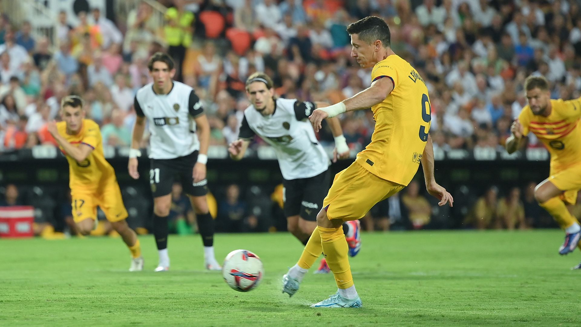 Robert Lewandowski Valencia Barcelona 2024-25