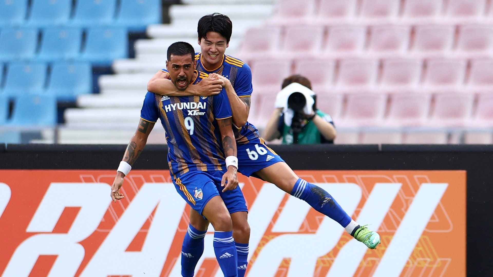 Atacante Léo Souza comemora gol pelo Ulsan Hyundai, 2022