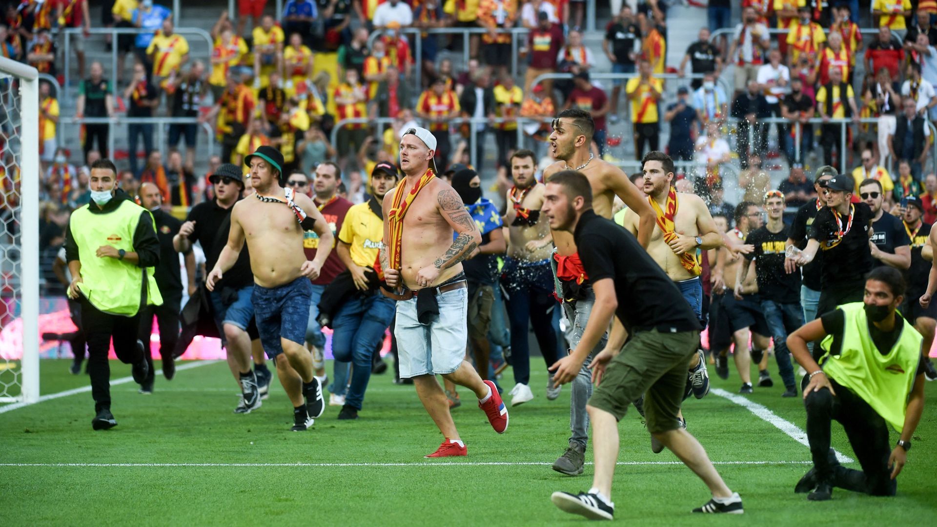 Lens supporters invade pitch 2021