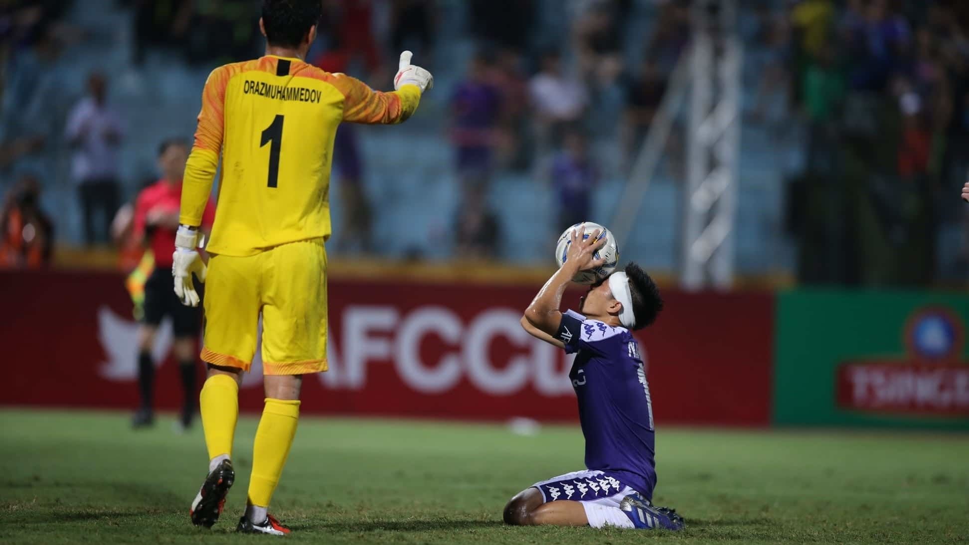 Nguyen Van Quyet Ha Noi FC V.League 2019. Quảng Nam 1-2 Hà Nội. Highlights Quảng Nam vs Hà Nội. Hà Nội FC vô địch Cúp Quốc gia. Văn Quyết. Hoàng Vũ Samson. Bầu Hiển. Thành Chung phản lưới. Trực tiếp bóng đá hôm nay. Cúp Quốc gia 2019. V.League. Hà Nội FC. Văn Quyết. ĐT Việt Nam. HLV Park Hang-seo. Hà Minh Tuấn. Hoàng Vũ Samson. Bầu Hiển - Một ông chủ 5 đội bóng. Quảng Nam. Bầu Hiển. Minh Vương. HAGL. HAGL. Chuyển nhượng V.League. Hà Nội FC không được dự cúp châu Á 2020. Chuyển nhượng HAGL. HAGL chia tay cầu thủ. Hà Nội FC chiêu mộ Rimario. Bóng đá. Kết quả bóng đá.
