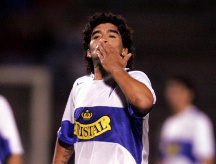 Maradona jugó un amistoso para la UC en 2006. Pero antes, fue mencionado como refuerzo de la "U" en 1995 y de Deportes Temuco en 1998.