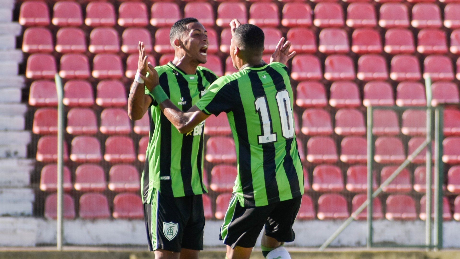 Jogadores do América-MG sub-20 comemoram gol pelo Brasileirão sub-20 2023