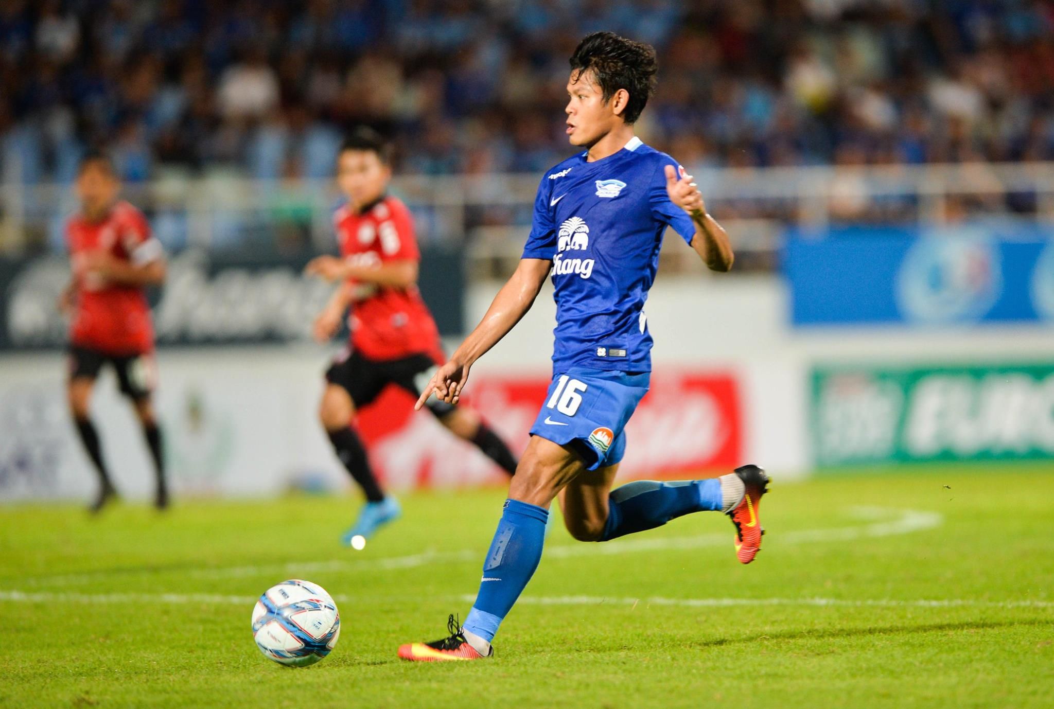 อลงกรณ์ ประทุมวงศ์