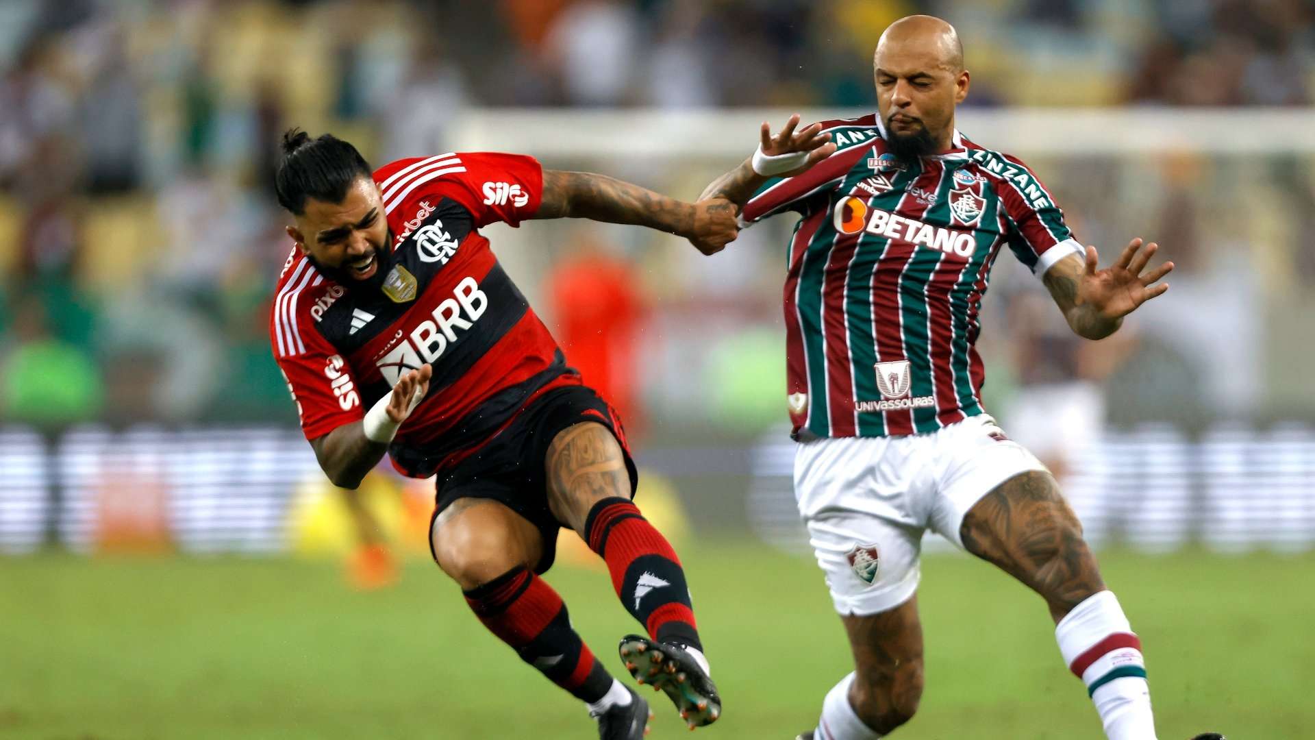 Felipe Melo faz falta em Gabigol durante Flamengo x Fluminense, pelas oitavas de final da Copa do Brasil. Jogador foi expulso pelo lance