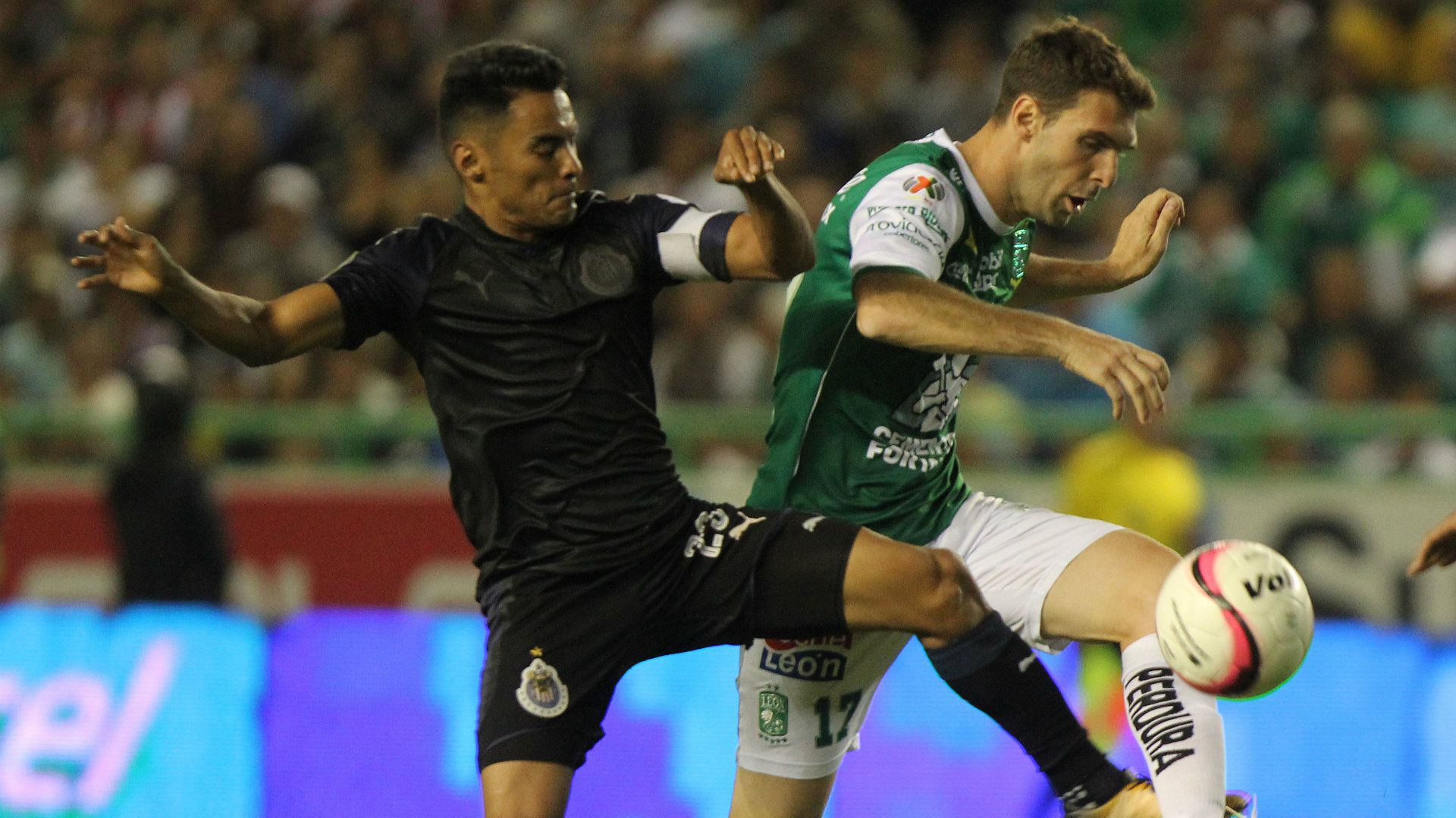 Jose Juan Vazquez Chivas Mauro Boselli Leon