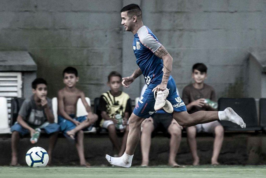 Meninos acompanham treino do Santos do banco de reservas