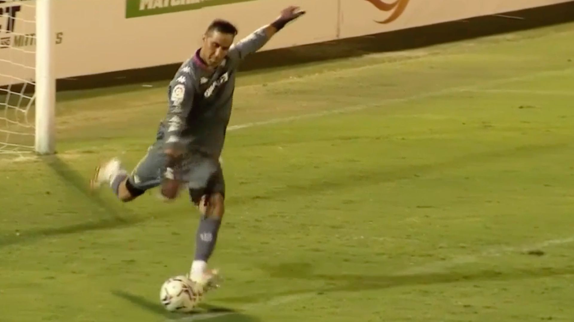 Claudio Bravo Betis Almería 020920