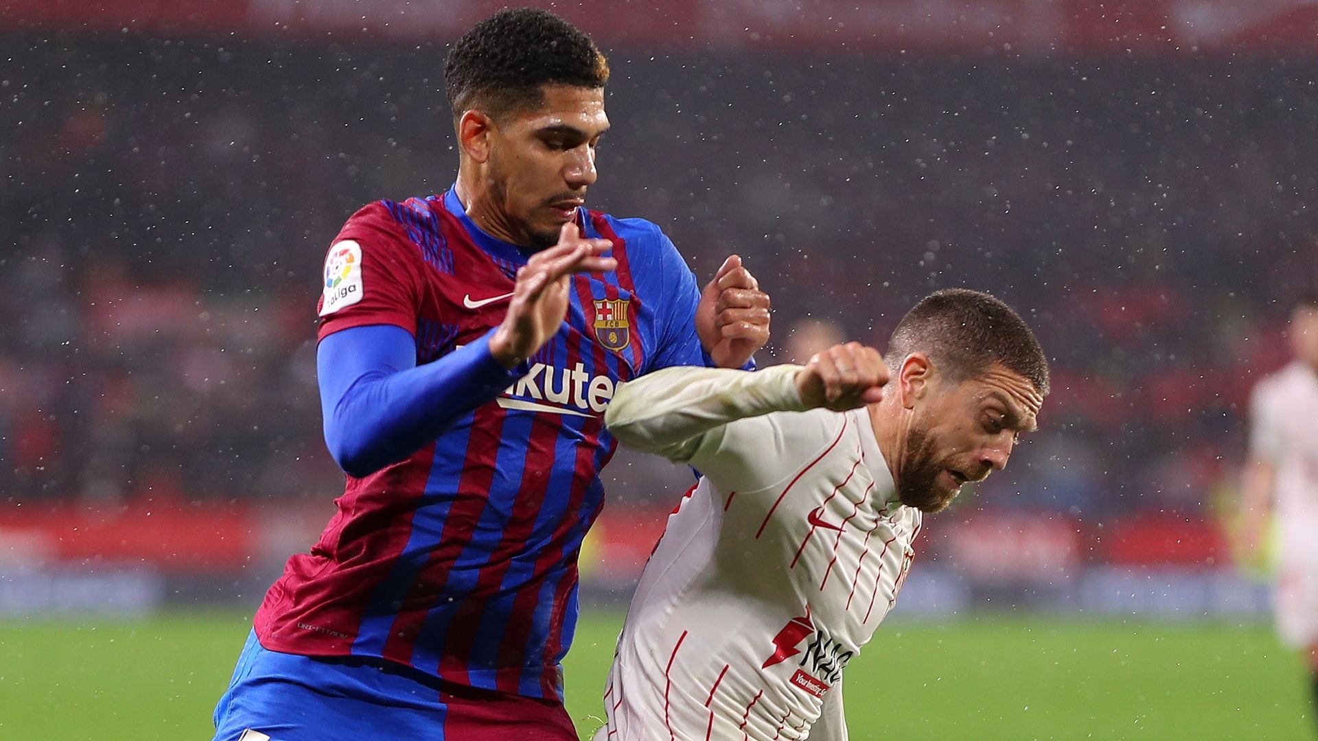 Ronald Araujo, Papu Gomez, Sevilla vs Barcelona 2021-22