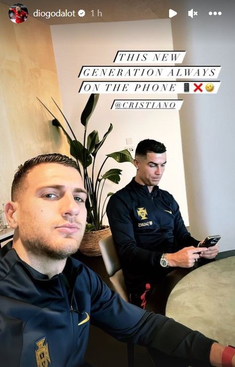 Diogo Dalot Cristiano Ronaldo phone
