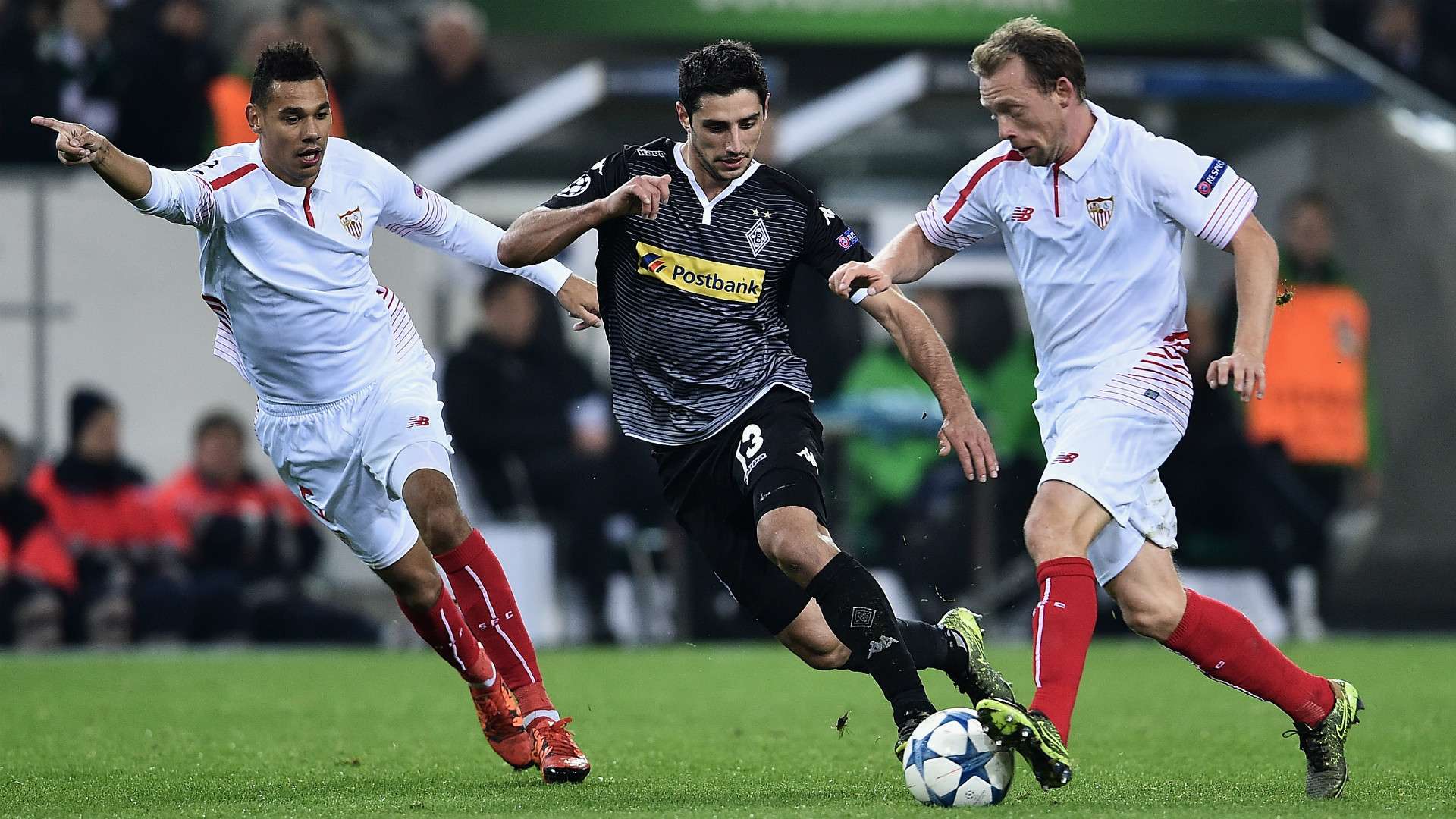 TIMOTHEE KOLODZIEJCZAK MICHAEL KROHN DEHLI SEVILLA LARS STINDL BORUSSIA MONCHENGLADBACH CHAMPIONS LEAGUE 25112015