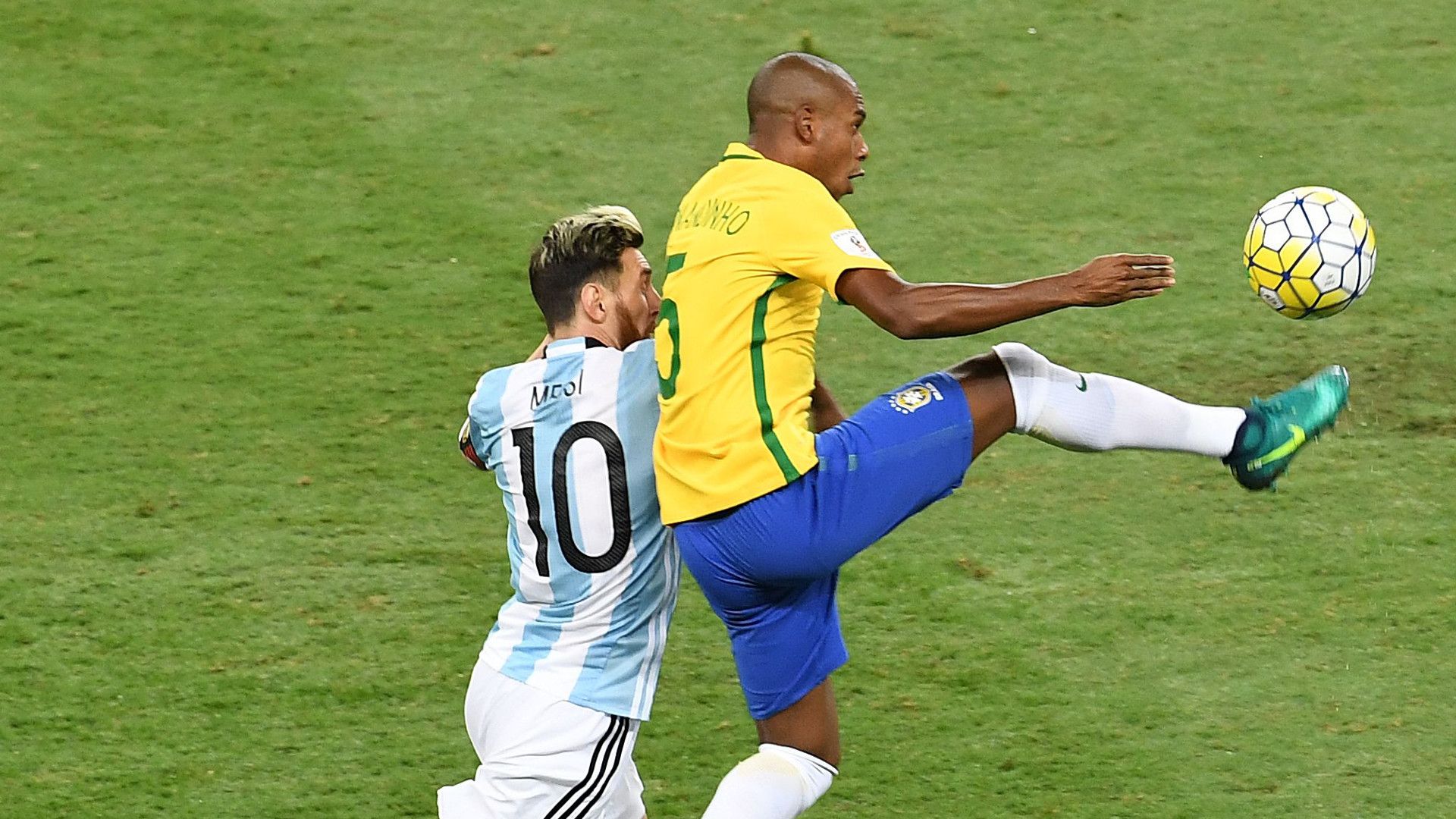 Fernandinho Messi Brasil Argentina Eliminatorias 2018 10112016