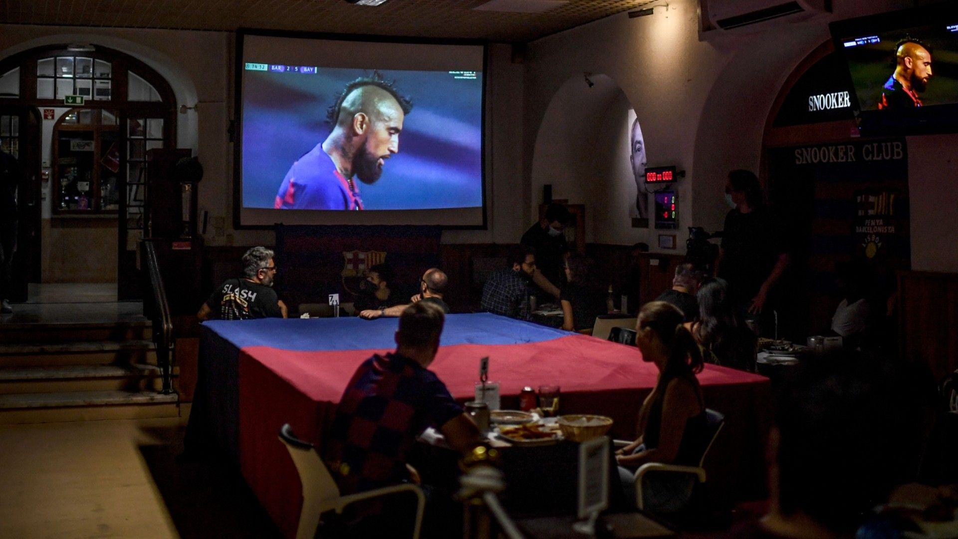 Arturo Vidal en pantalla de bar en Lisboa - hinchas de Barcelona