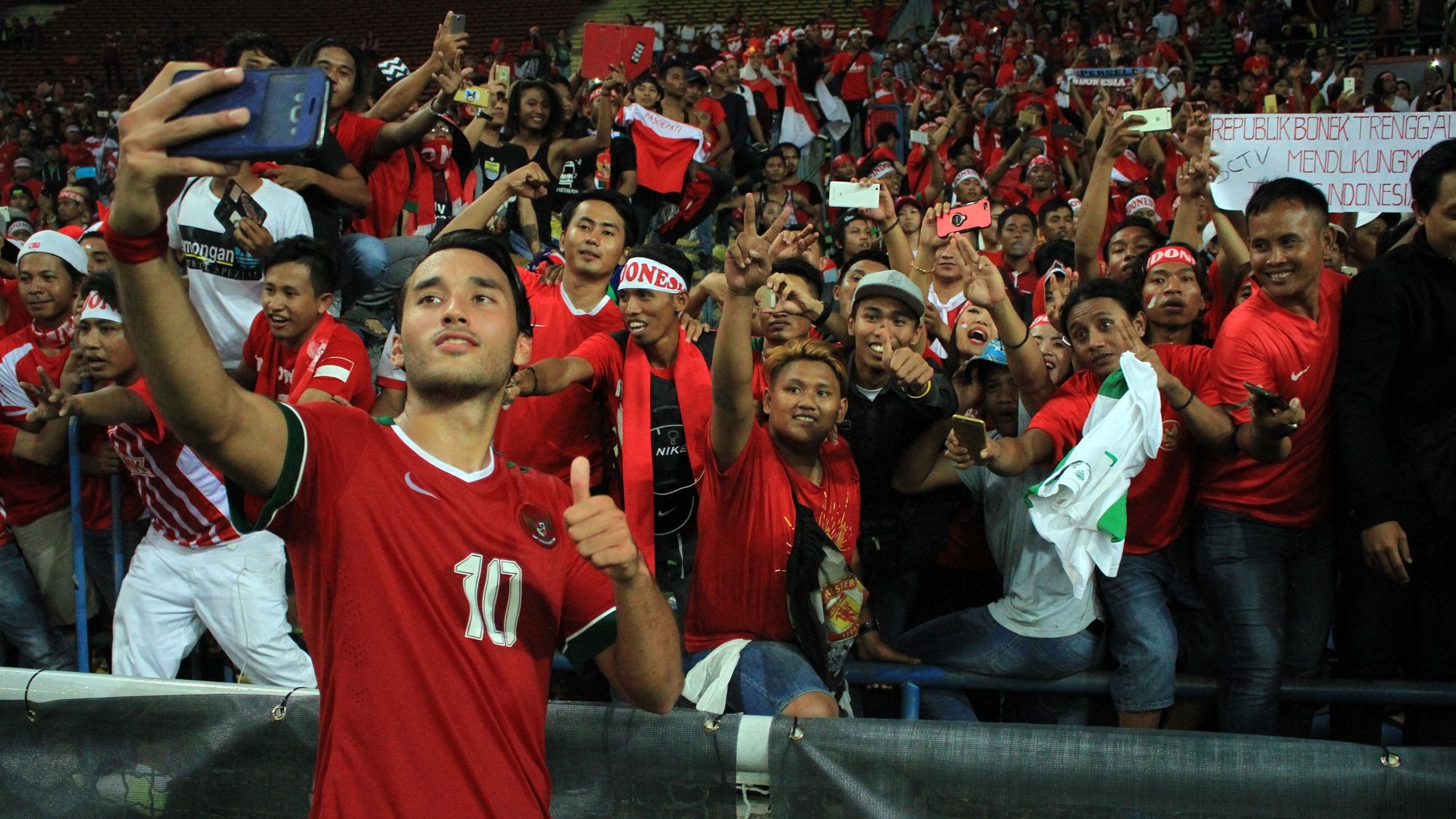 Ezra Walian & Fans Indonesia