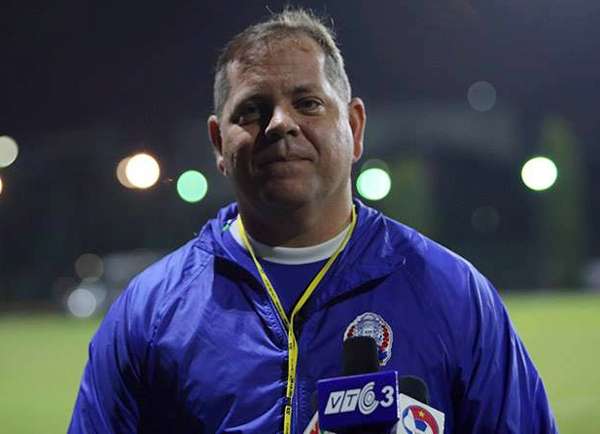 HLV Leonardo Vitorino tại sân tập Trung tâm bóng đá trẻ VFF tối 7/10