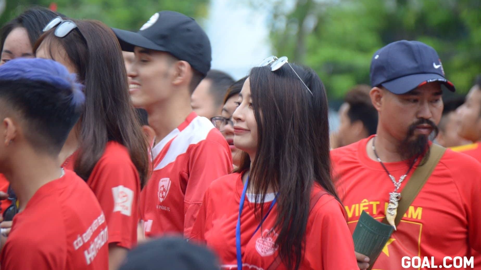 CĐV Hải Phòng hành quân đến Cẩm Phả 8/9