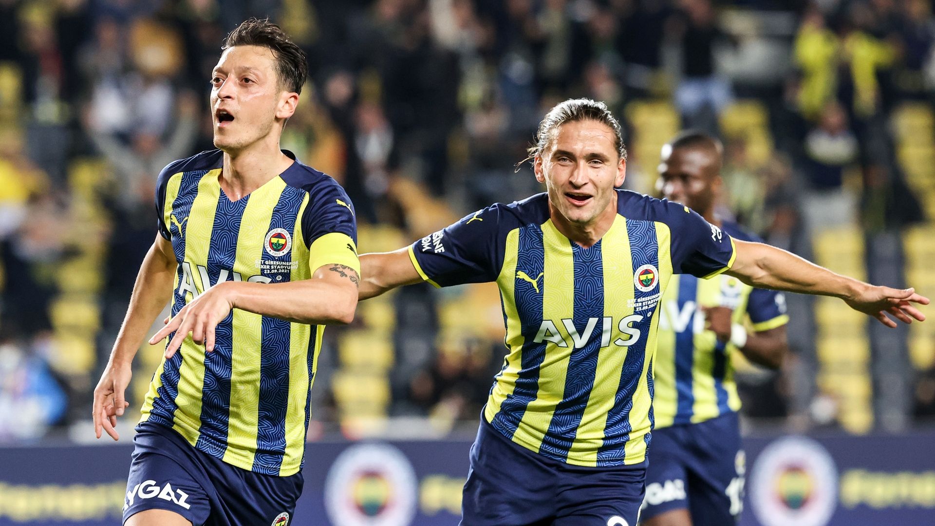 Mesut Ozil Miguel Crespo Fenerbahce