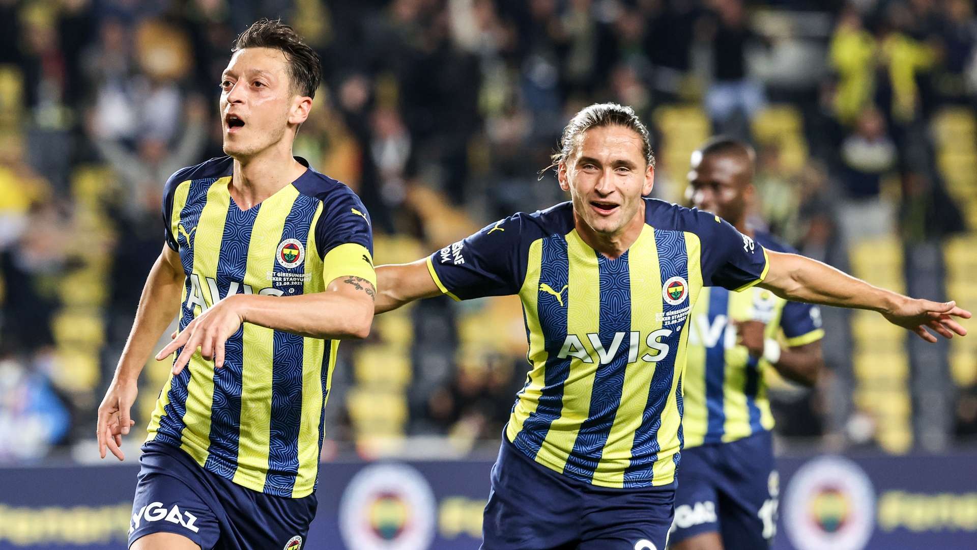 Mesut Ozil Miguel Crespo Fenerbahce