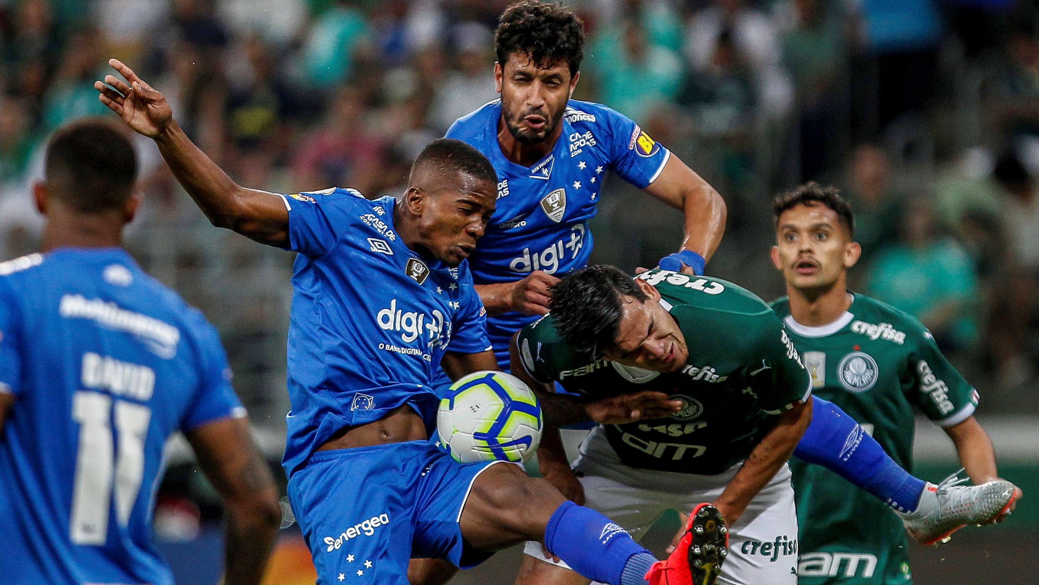 Caca, Léo e Gustavo Gómez disputam lance em Palmeiras x Cruzeiro