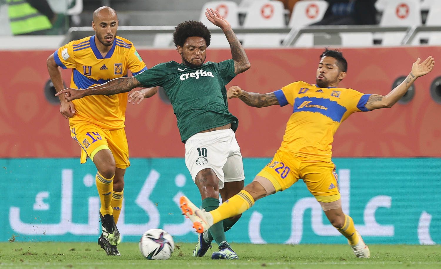 Luiz Adriano disputa bola em Palmeiras x Tigres
