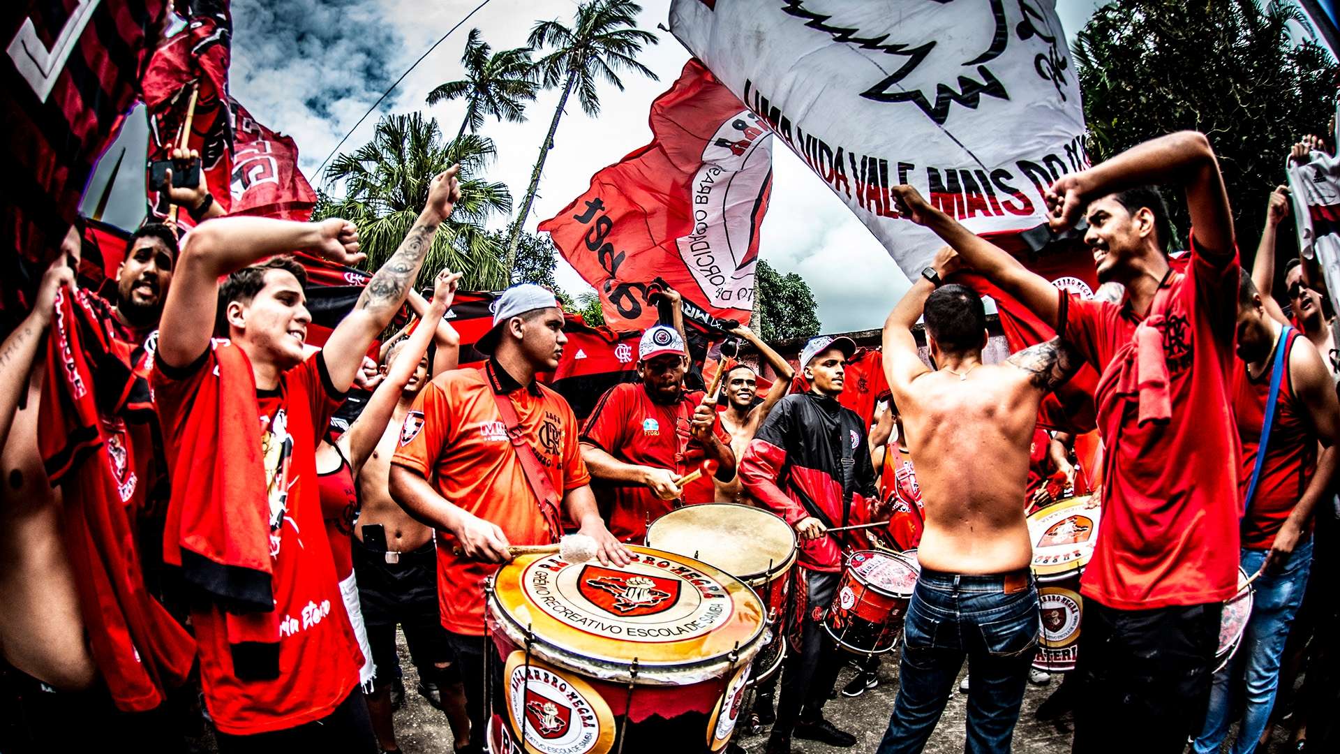 Torcida do Flamengo antes do ônibus para Porto Alegre, 19112021