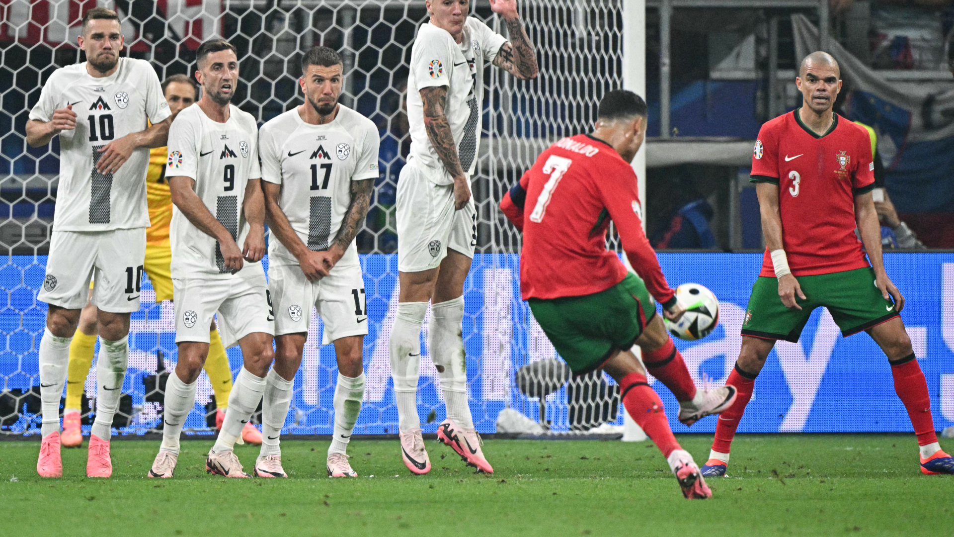'Don't get why!' - Cristiano Ronaldo bizarrely criticised by ex-Man Utd star over failure to score 'knuckleball free-kicks from 20 yards' | Goal.com UK
