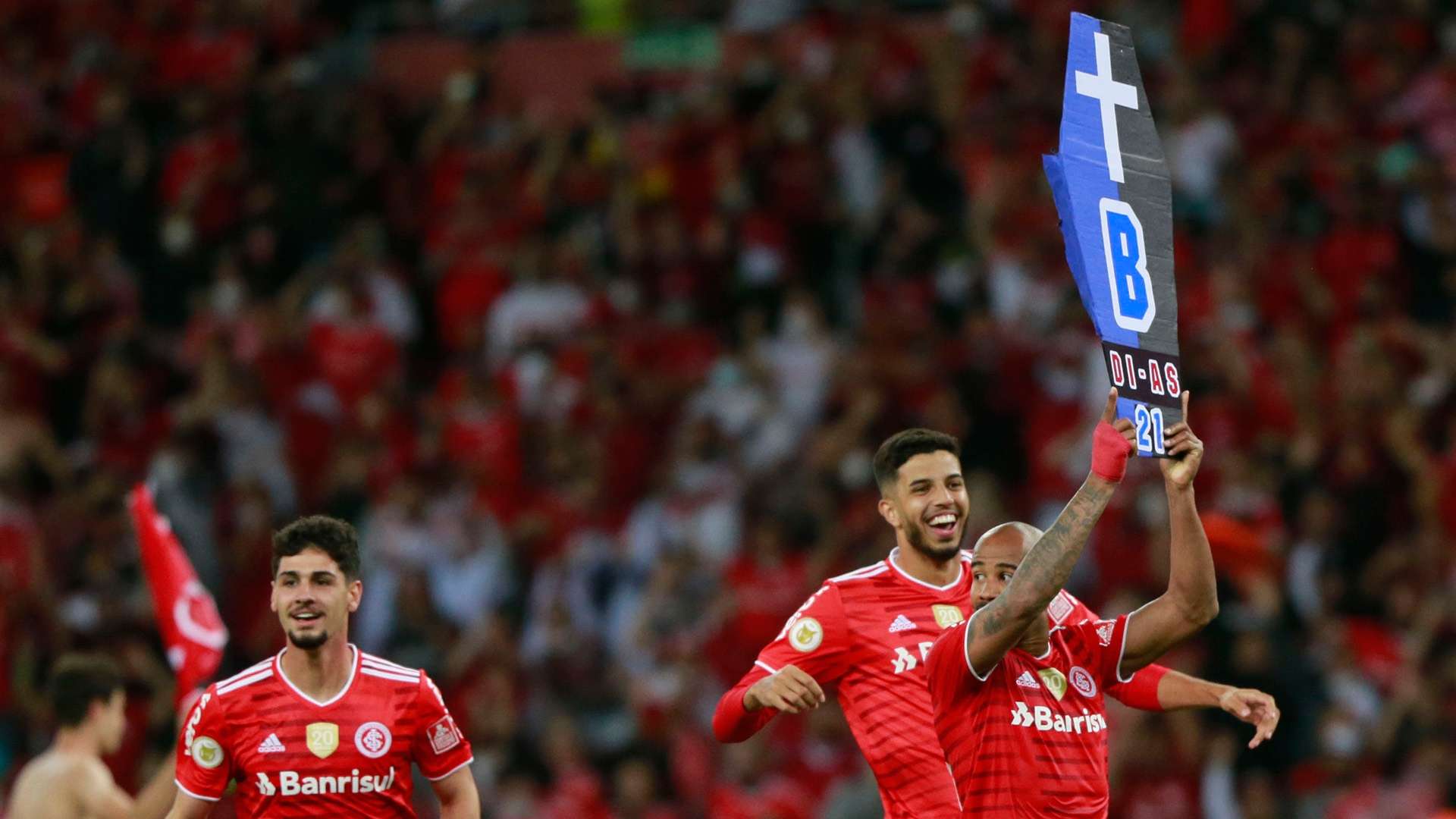 Patrick, do Inter, com caixão do Grêmio, Brasileirão 2021