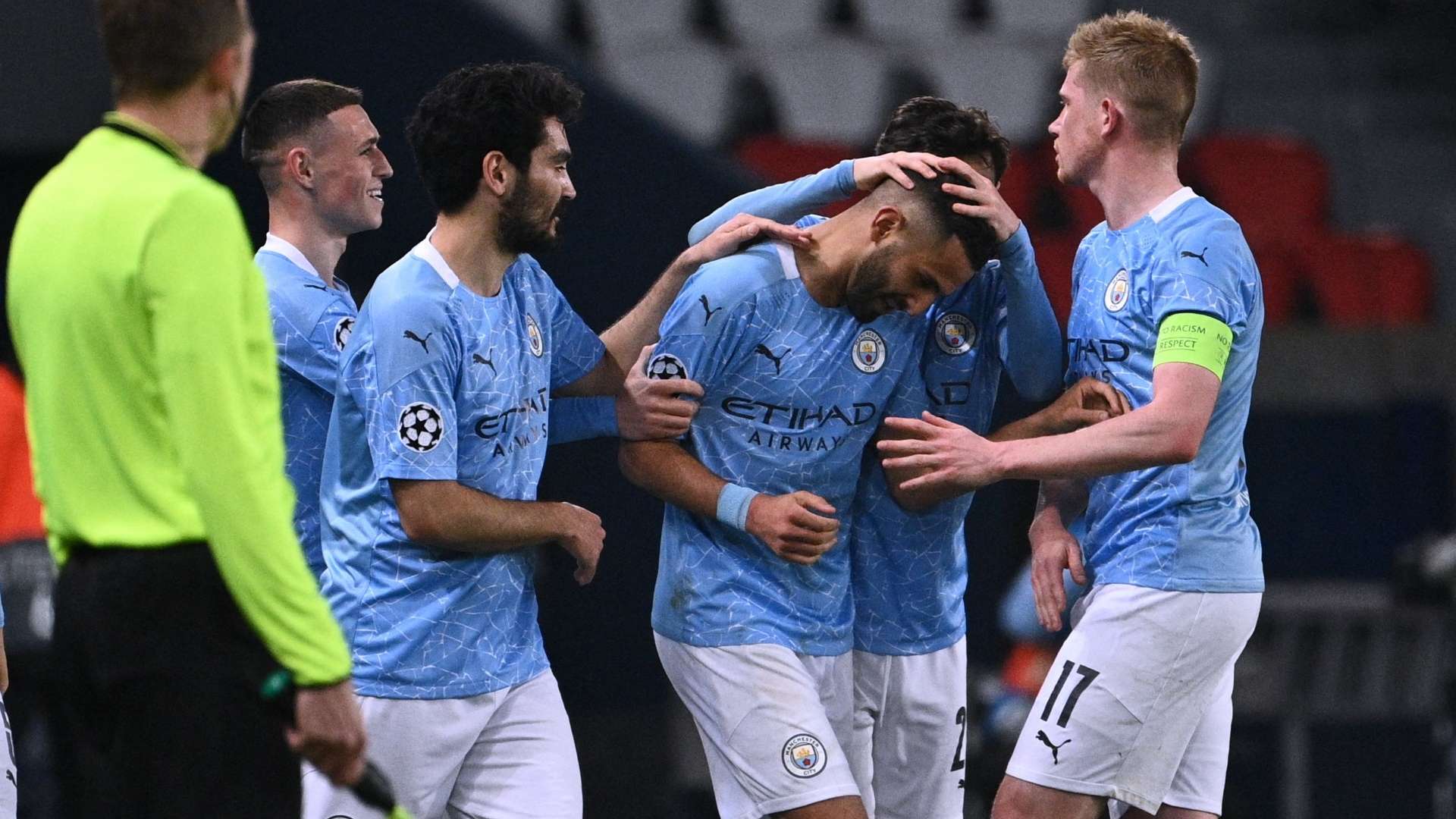 Man City celebrate Mahrez goal vs PSG