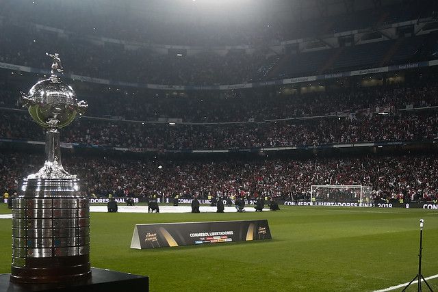 Imagem da taça da Conmebol Libertadores da América no estádio Santiago Bernabéu