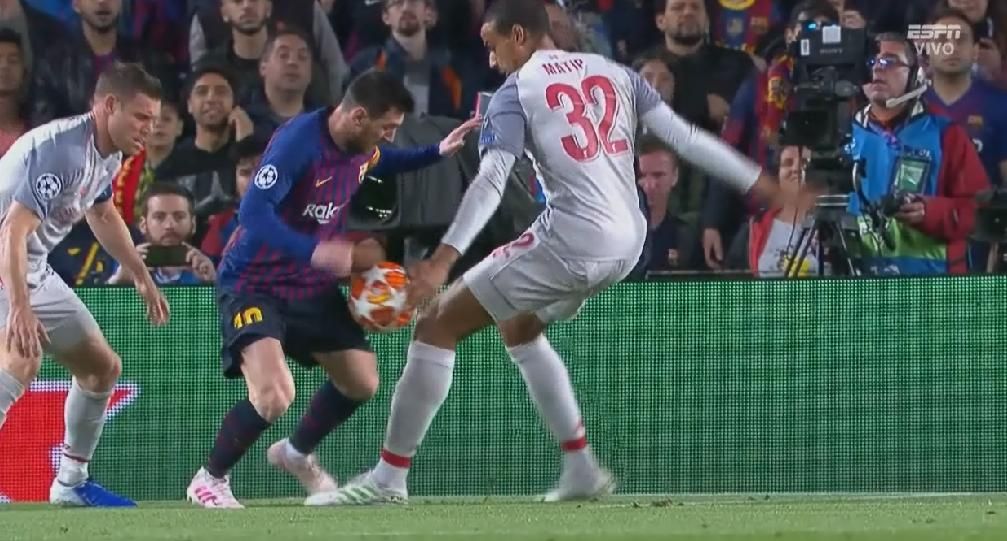Mano de Matip Barcelona - Liverpool