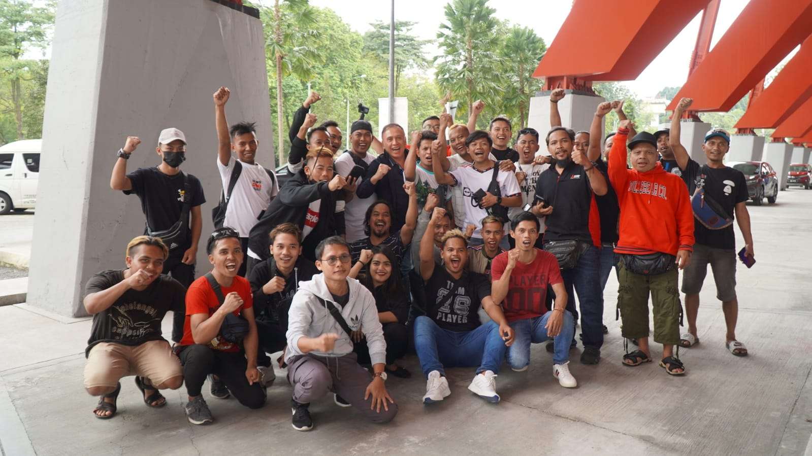 Iwan Bule bersama suporter