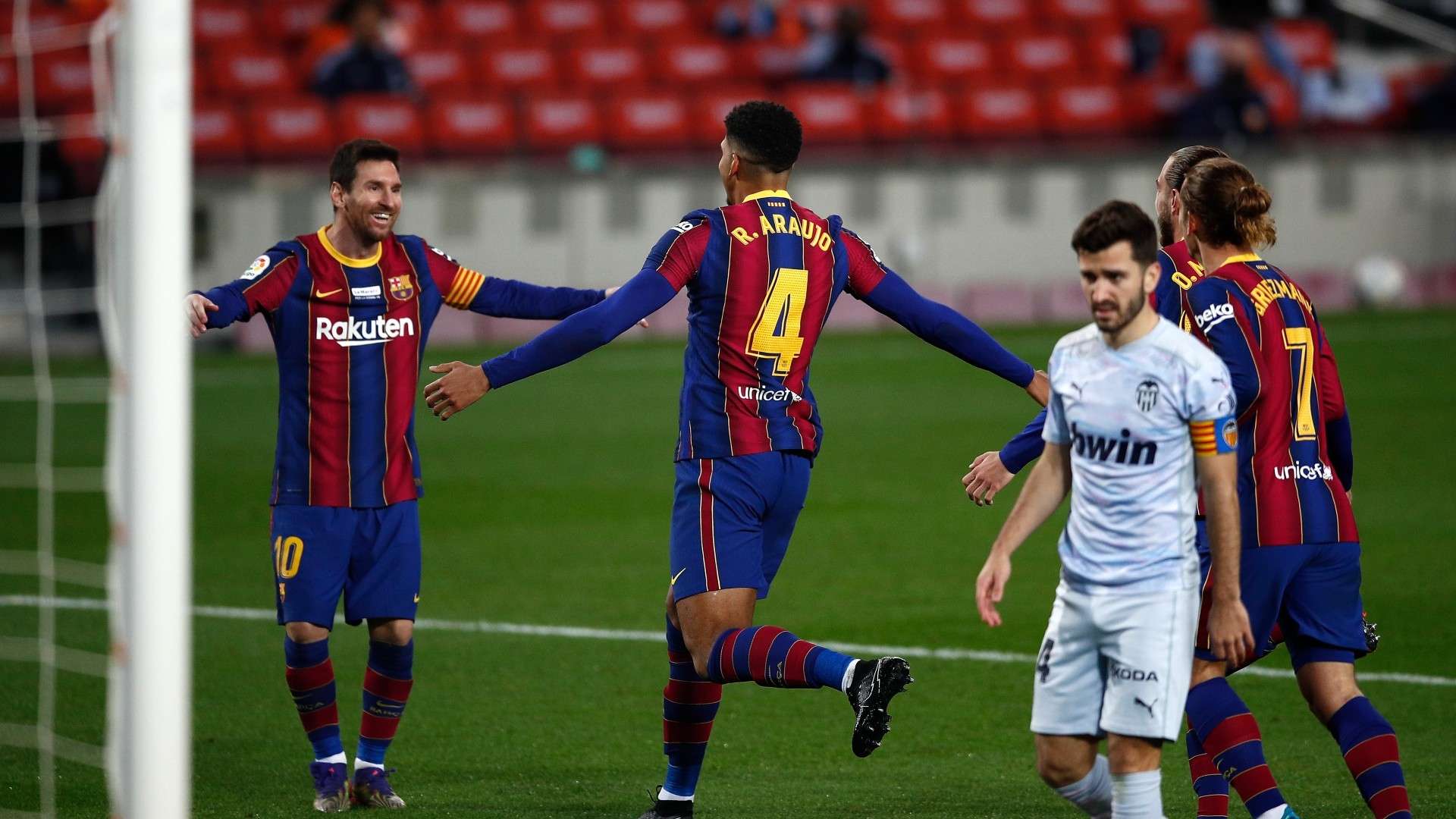 Ronald Araujo Lionel Messi Barcelona 2020-21