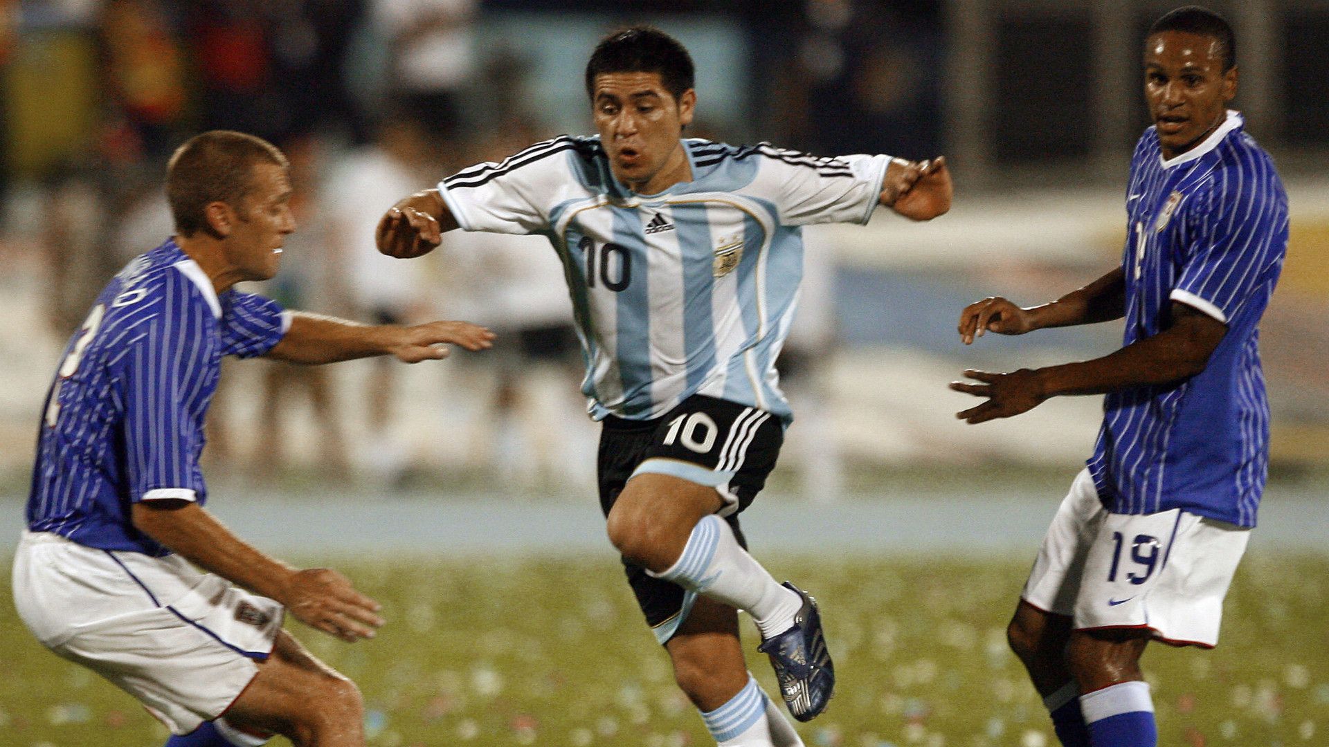 Juan Roman Riquelme Jimmy Conrad Ricardo Clark Argentina USA Copa America 2007
