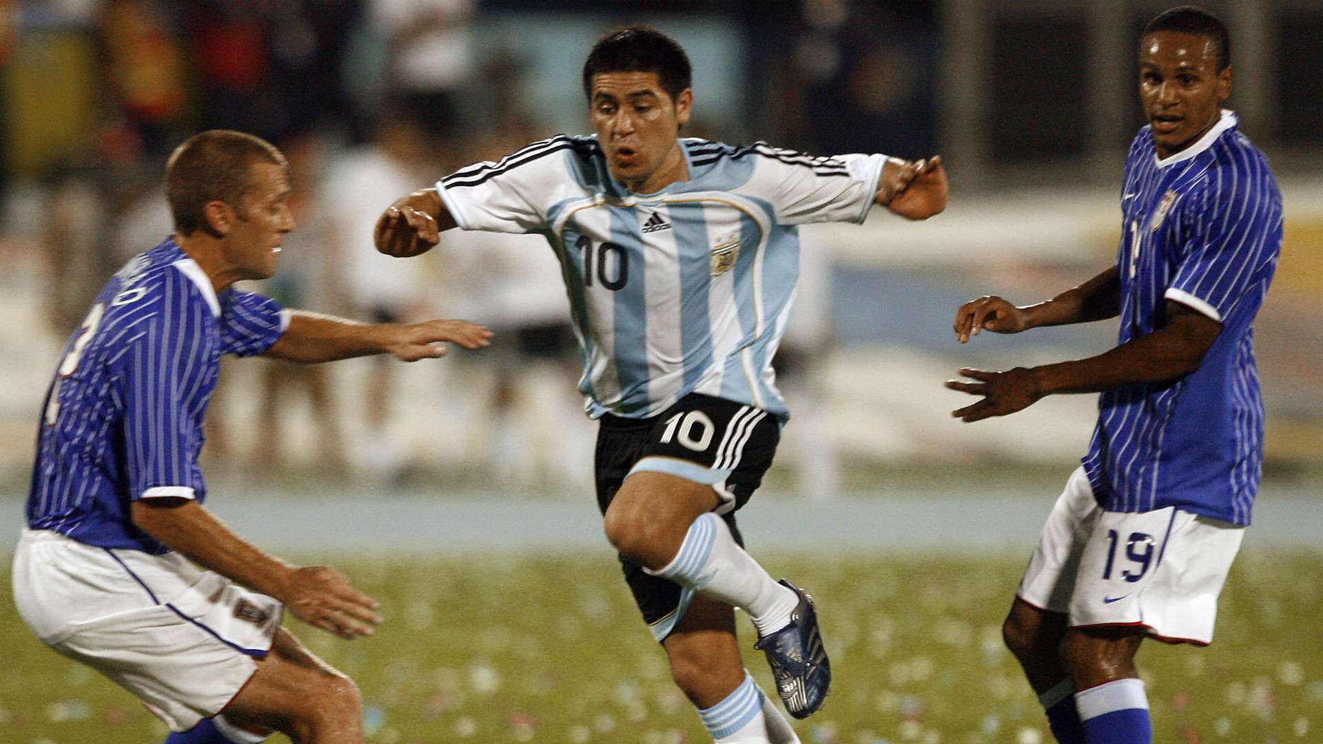 Juan Roman Riquelme Jimmy Conrad Ricardo Clark Argentina USA Copa America 2007