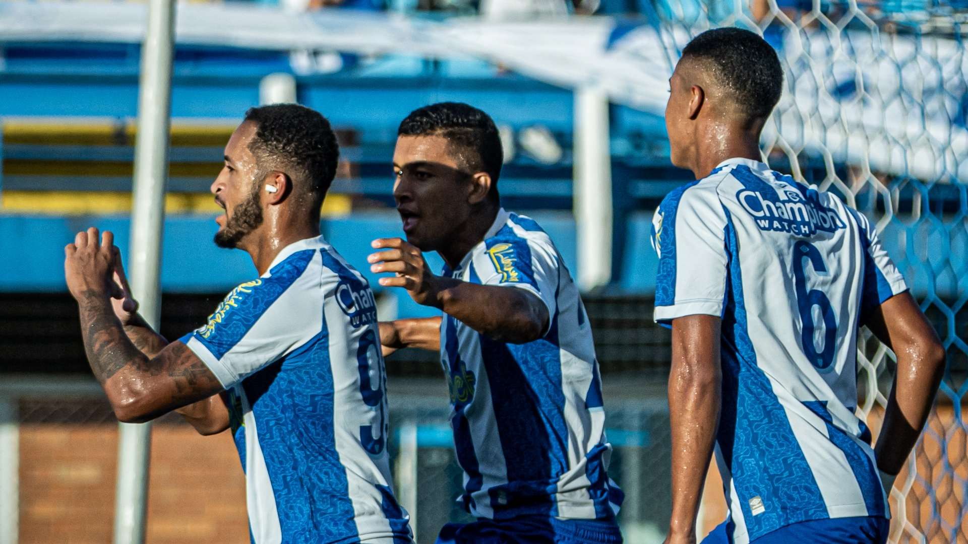 Jogadores do Avaí comemoram gol no Campeonato Catarinense 2023