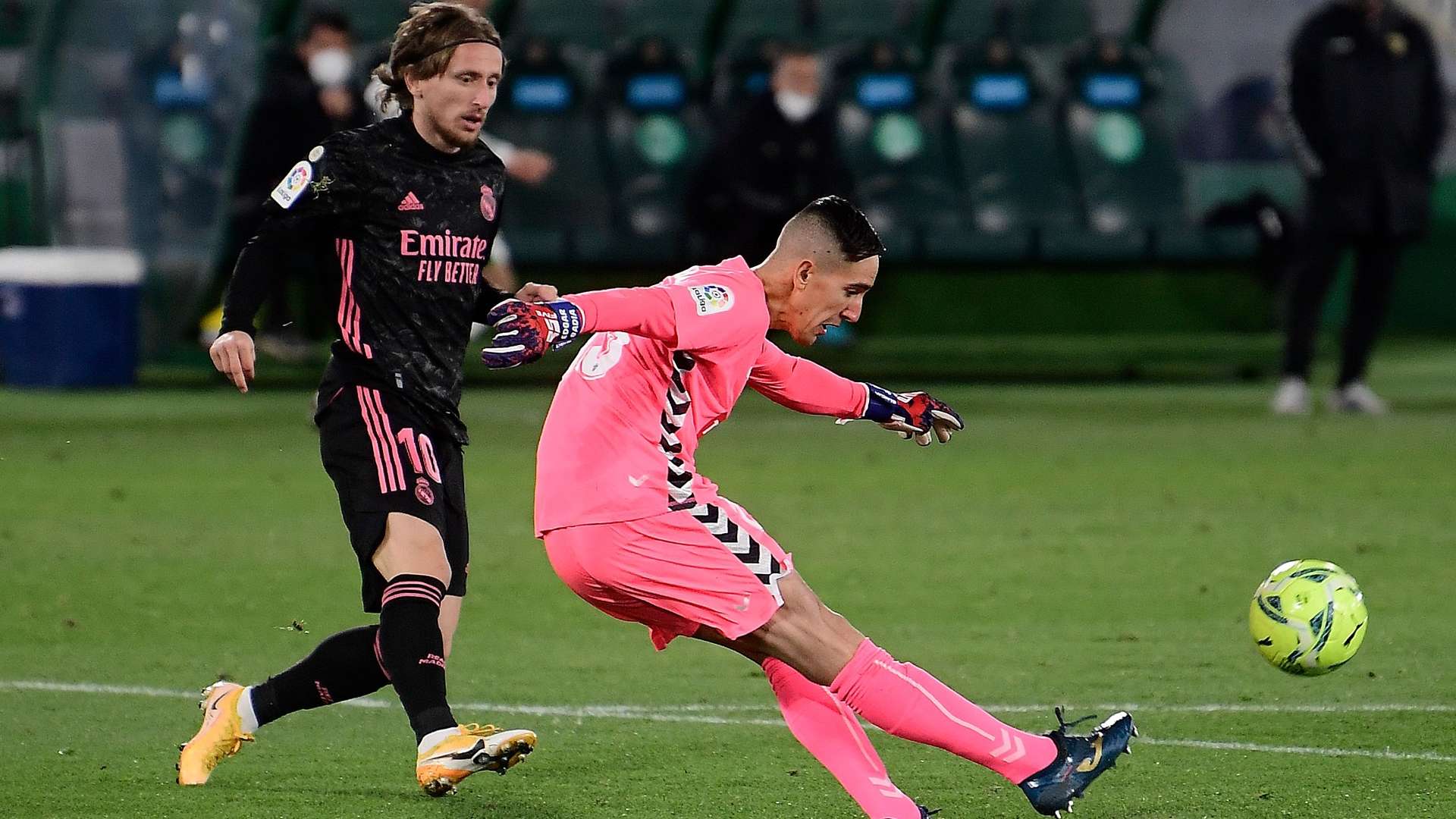 Modric y Badía, en el Elche vs. Real Madrid