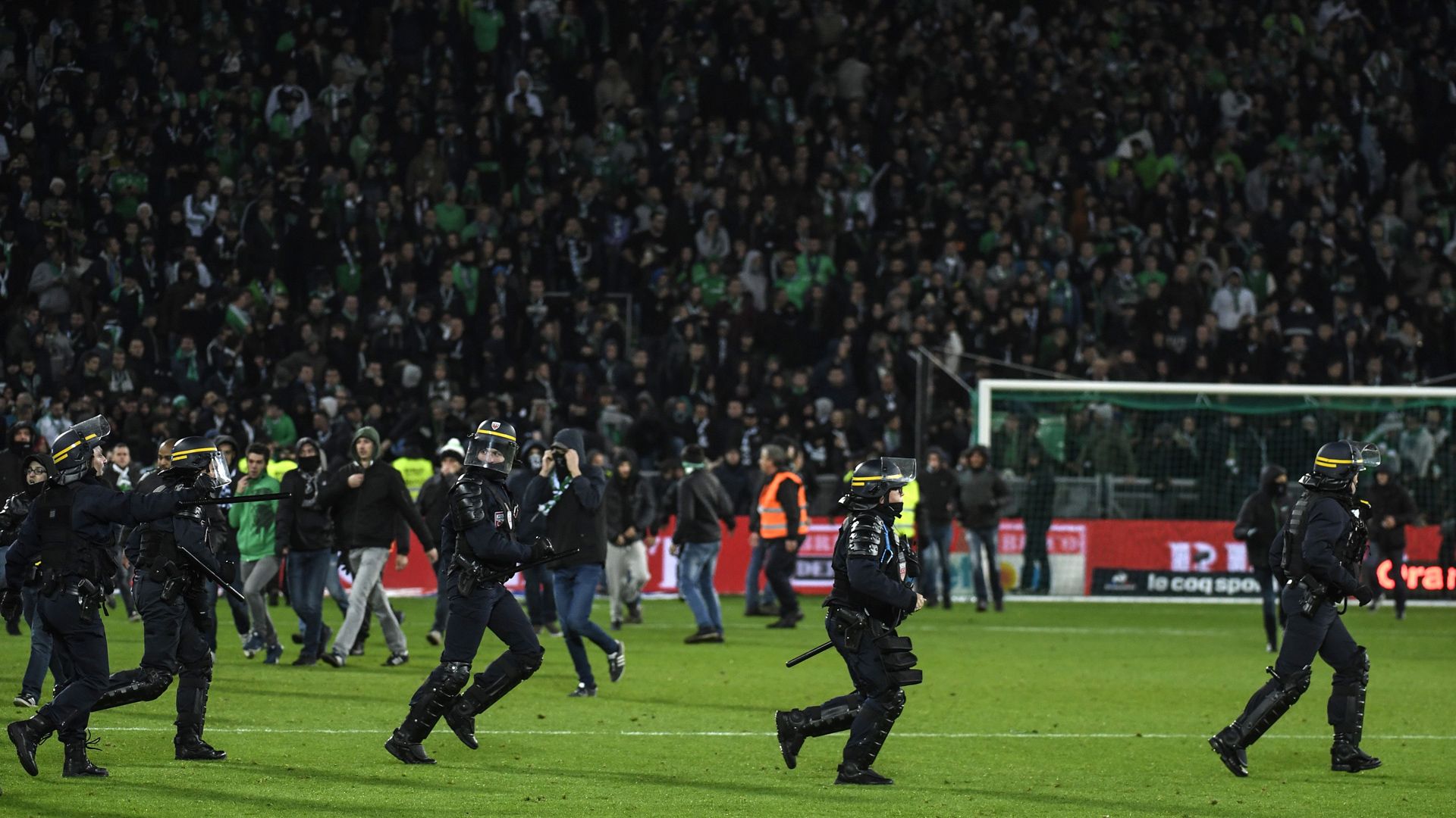 St. Etienne Olympique Lyon Platzsturm 05112017