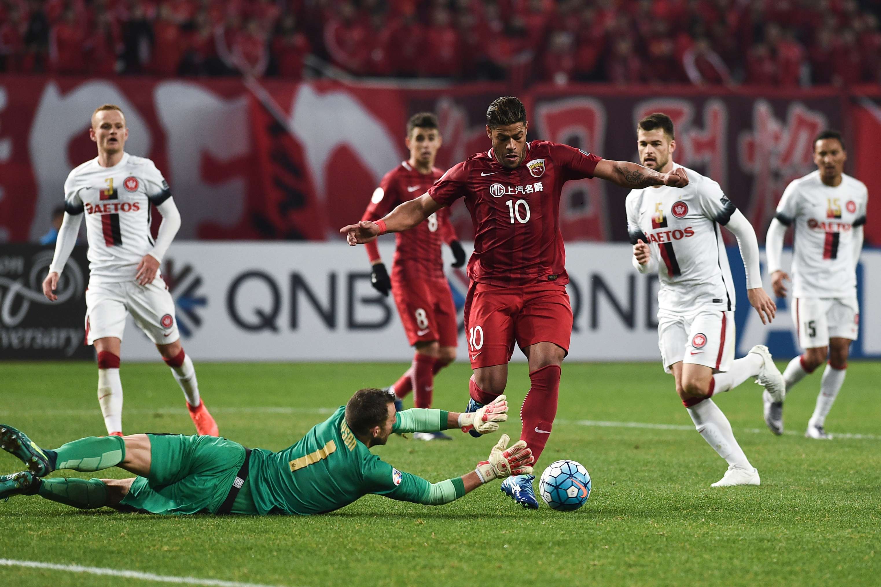 Shanghai SIPG' Brazilian forward Hulk (C) and Western Sydney Wanderers' goalkeeper Jerrad Tyson vie for the ball