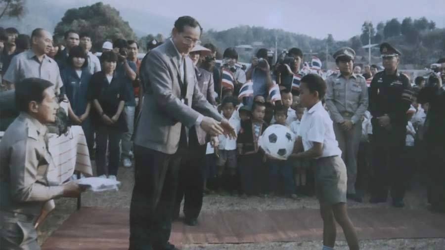 "เด็กในภาพ" เล่าเหตุการณ์รับมอบลูกบอลจากพระหัตถ์ในหลวง ร.9