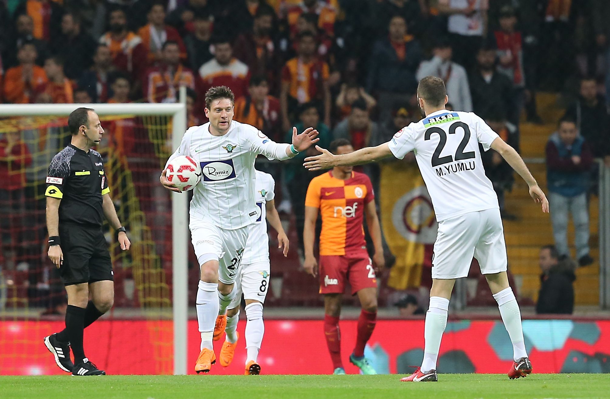 Yevhen Seleznyov Mustafa Yumlu Galatasaray Akhisarspor 04/18/18